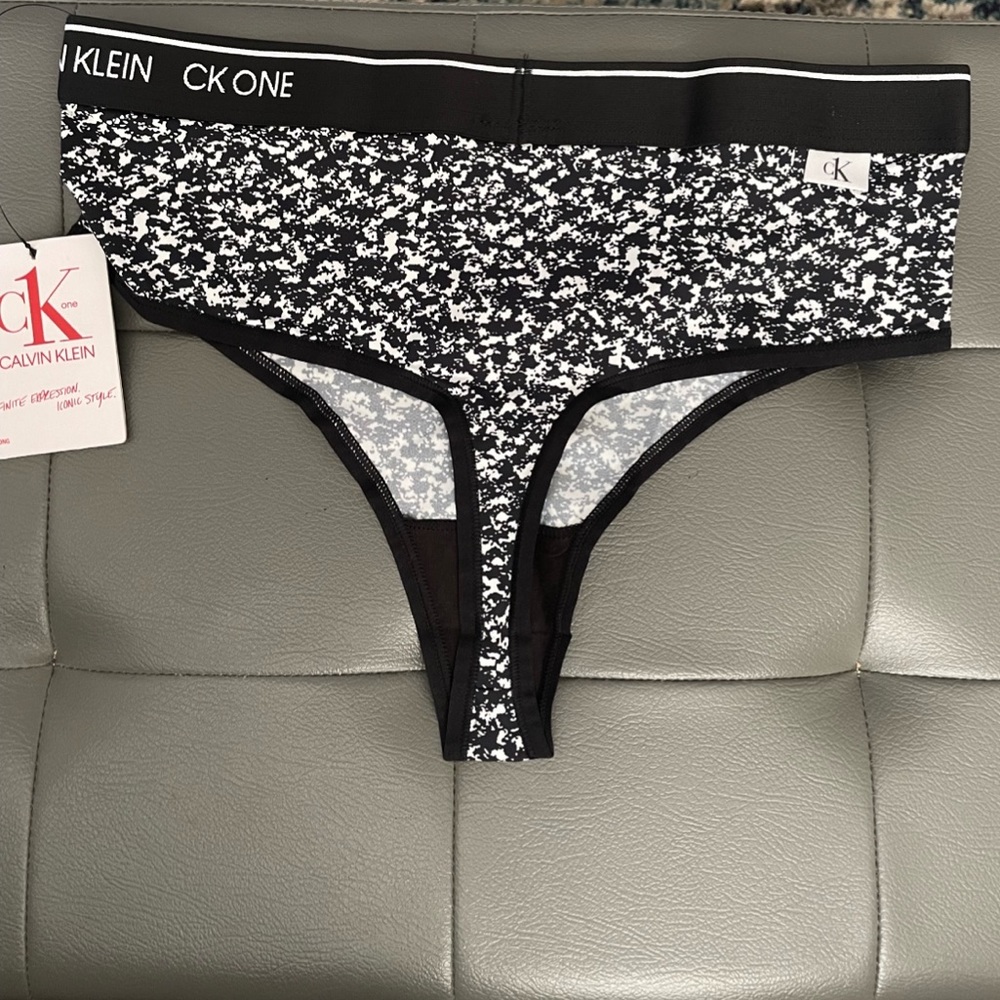 Calvin Klein Soft Thong Panties - 2 pairs - Picture 5 of 14